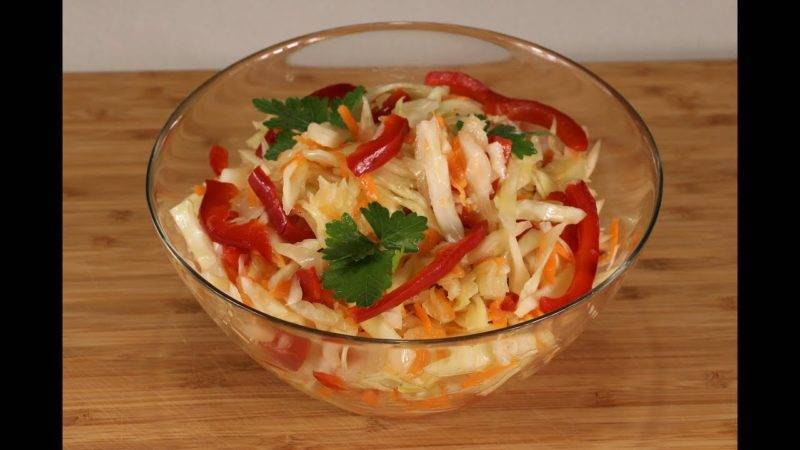 Салат с капустой морковкой болгарским перцем и яблоками рецепт с фото пошагово - 1000.menu
