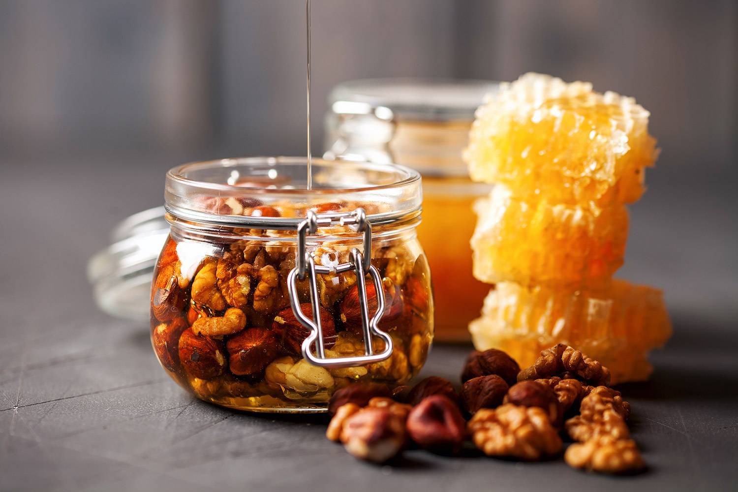 Какие заболевания можно лечить медом с орехами: полезные свойства натуральных продуктов - здоровье на joinfo.ua