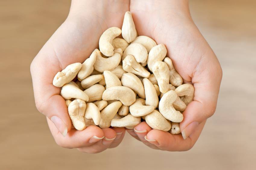 Соленый жареный арахис: польза и чем вреден