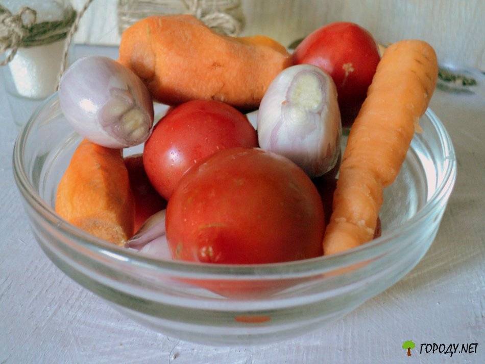 Соленые помидоры с морковью и зеленью