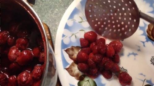Варенье из клубники с целыми ягодами. 6 рецептов заготовки на зиму густого, прозрачного и вкусного клубничного варения.