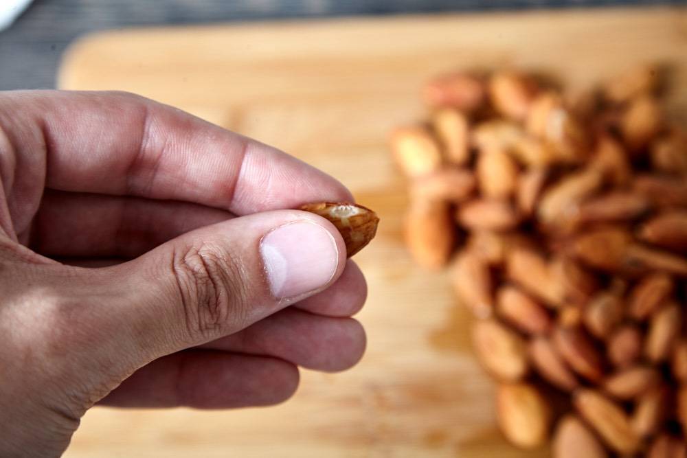 Как очистить зеленый грецкий орех: в чем разница между удалением скорлупы и кожуры, каким образом можно легко снять шкурку, а также защита рук от сока мякоти