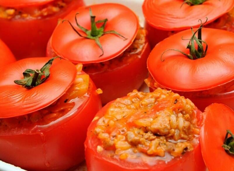 Фаршированные помидоры на закуску – простое блюдо: рецепт с фото и видео