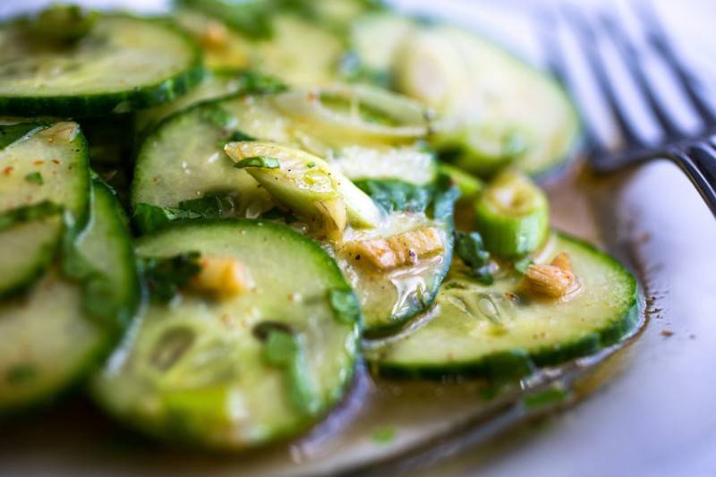 15 простых салатов из свежей капусты с огурцом