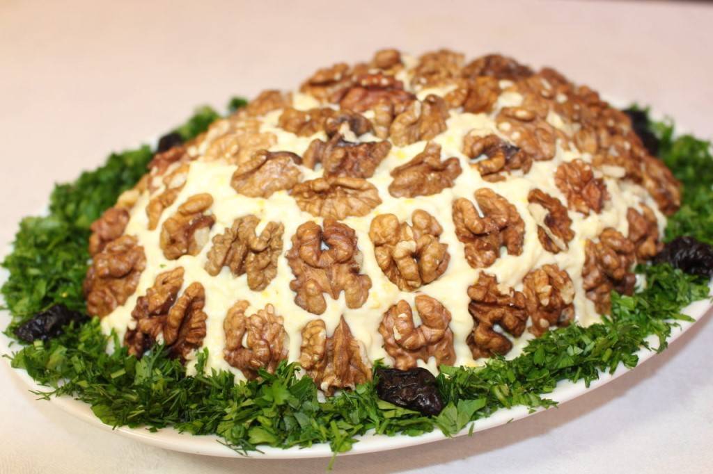 Салат с курицей и грецкими орехами: разные варианты для праздника