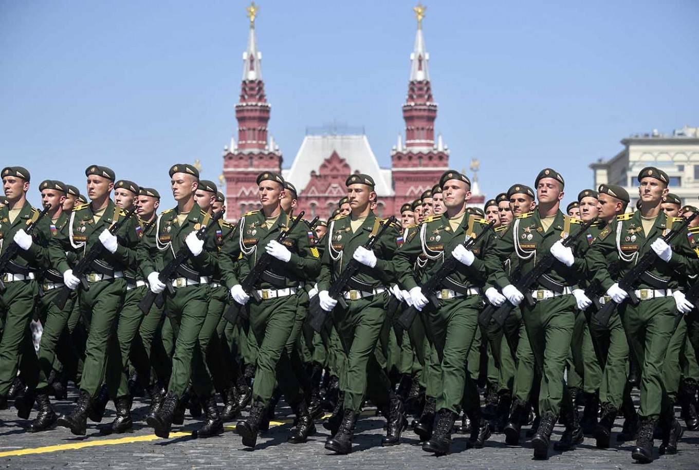 Будет ли военный парад. Военный парад в Москве 2020. Парад Победы на красной площади 2020. Парад Победы 2015 в Москве. Солдаты маршируют по красной площади.
