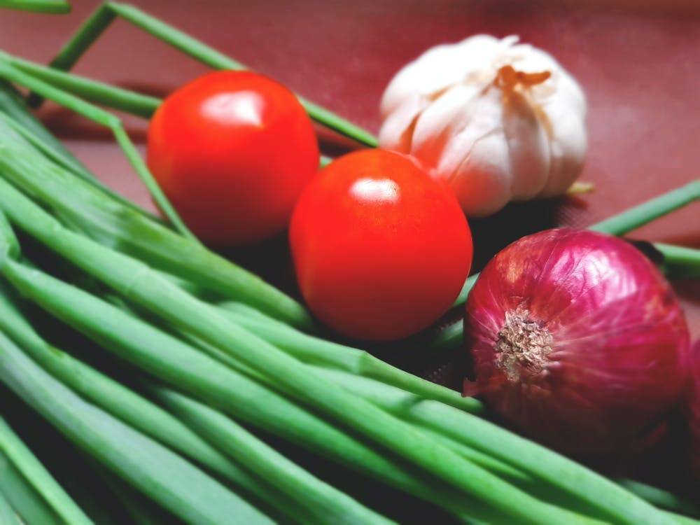 Соленый чеснок головками, как на рынке: рецепты засолки, как вкусно посолить овощ