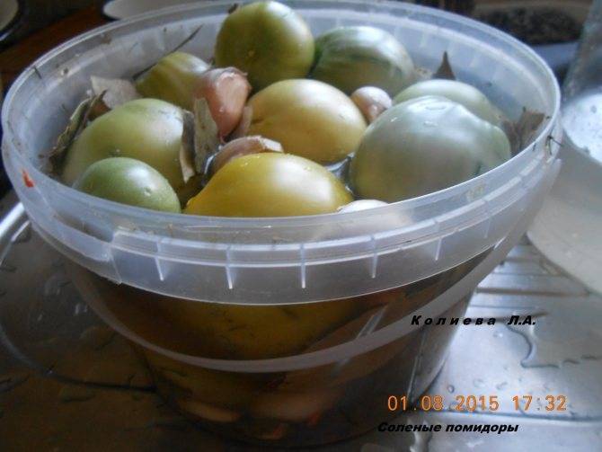 Засолка зелёных помидоров холодным способом в ведре и кастрюле