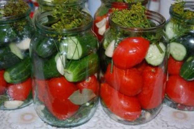 Ассорти из огурцов и помидоров на зиму на 1 литр — 7+ самых вкусных рецептов
