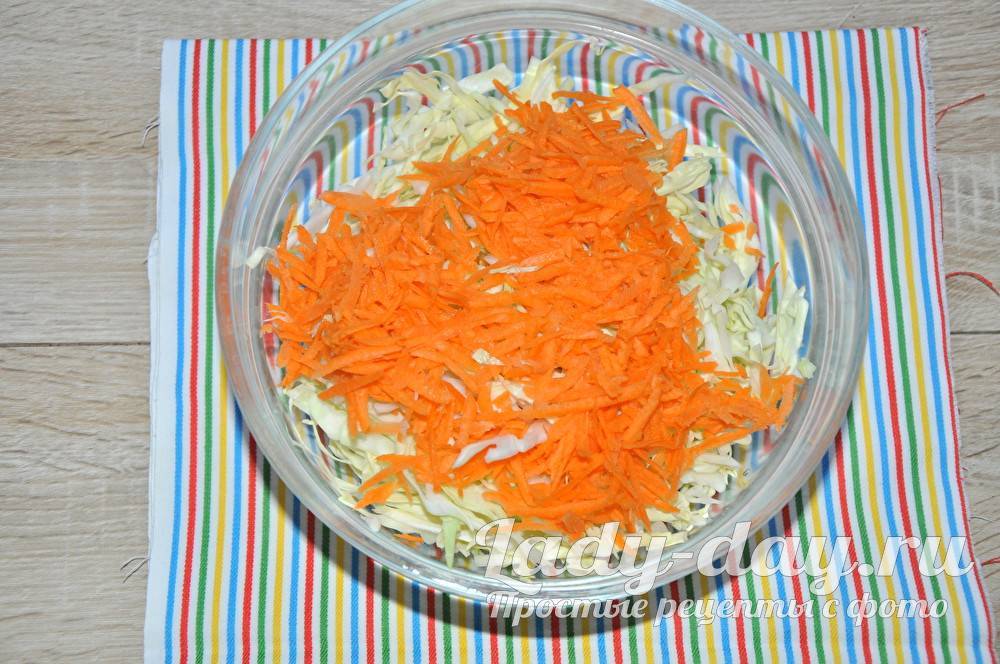 Маринованная капуста с морковью и чесноком – готово через сутки
