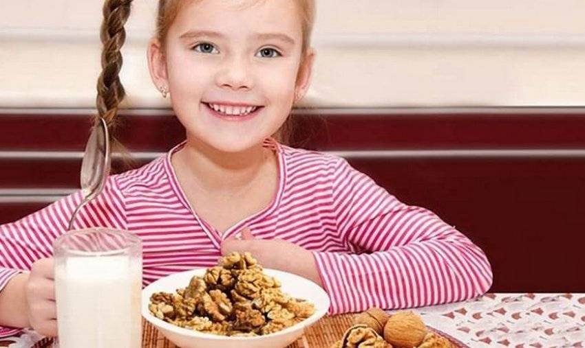Грецкий орех детям: с какого возраста можно есть, давать ли до 12 месяцев и после 1 года, для чего полезен, сколько кушать в день, в чем польза и вред?