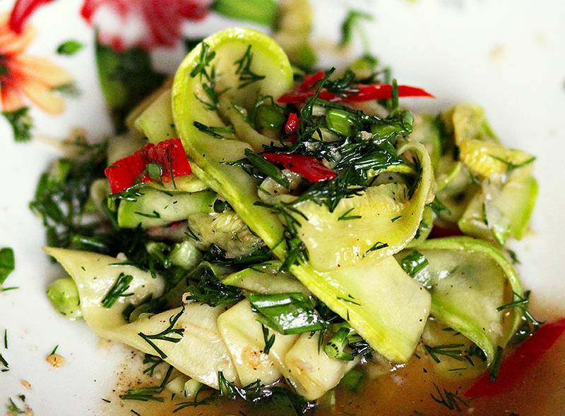 Салат из маринованных огурцов, яблок и лука: идеальная закуска для пикника ⋆ женские советы