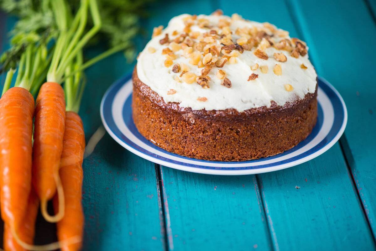 Морковный пирог. простые рецепты выпечки с морковью, орехами, изюмом и сметанным кремом.