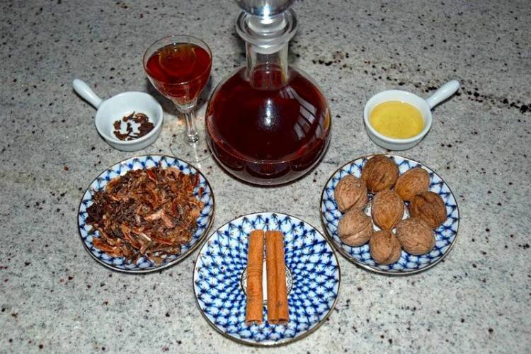 Делаем чудо-настойку на самогоне на перегородках грецкого ореха – универсальный рецепт