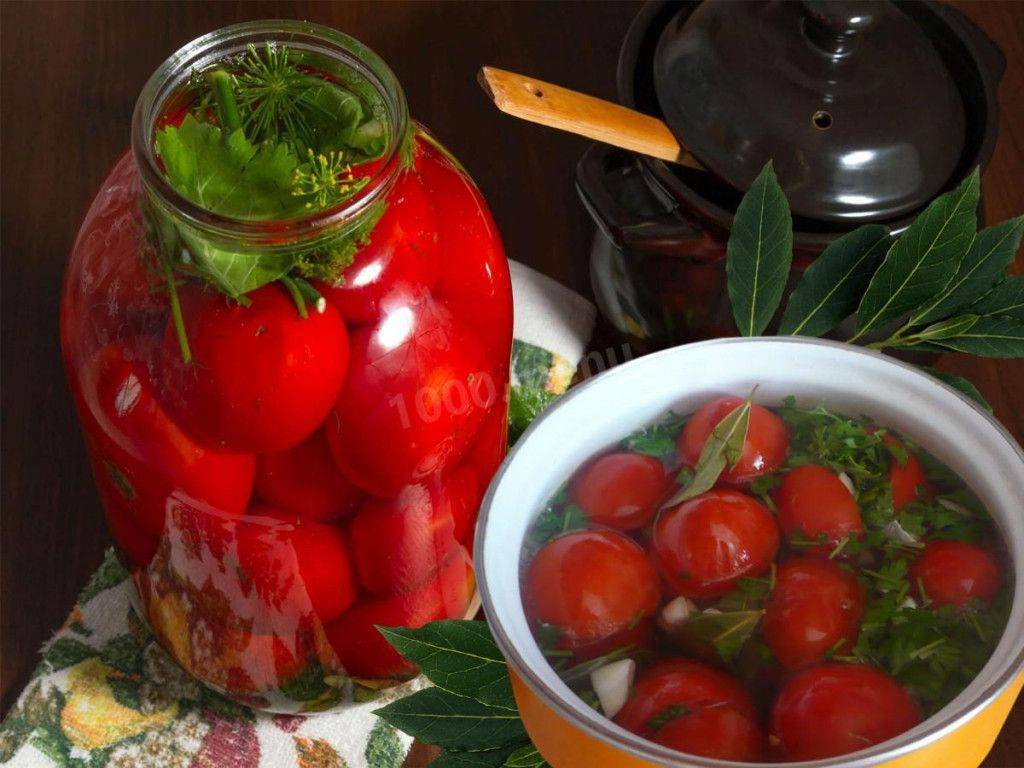 Консервированные помидоры с листьями черной смородины
