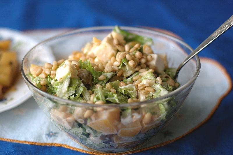 Как сделать вкусный салат с кедровыми орешками: простые пошаговые рецепты с фото