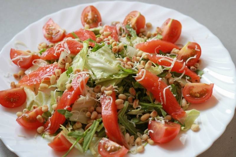Салат с кедровыми орешками — легкий и вкусный