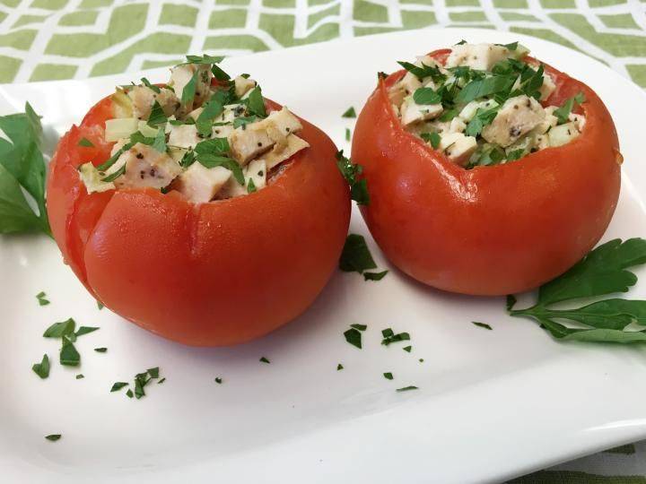 Фаршированные помидоры на закуску – простое блюдо: рецепт с фото и видео