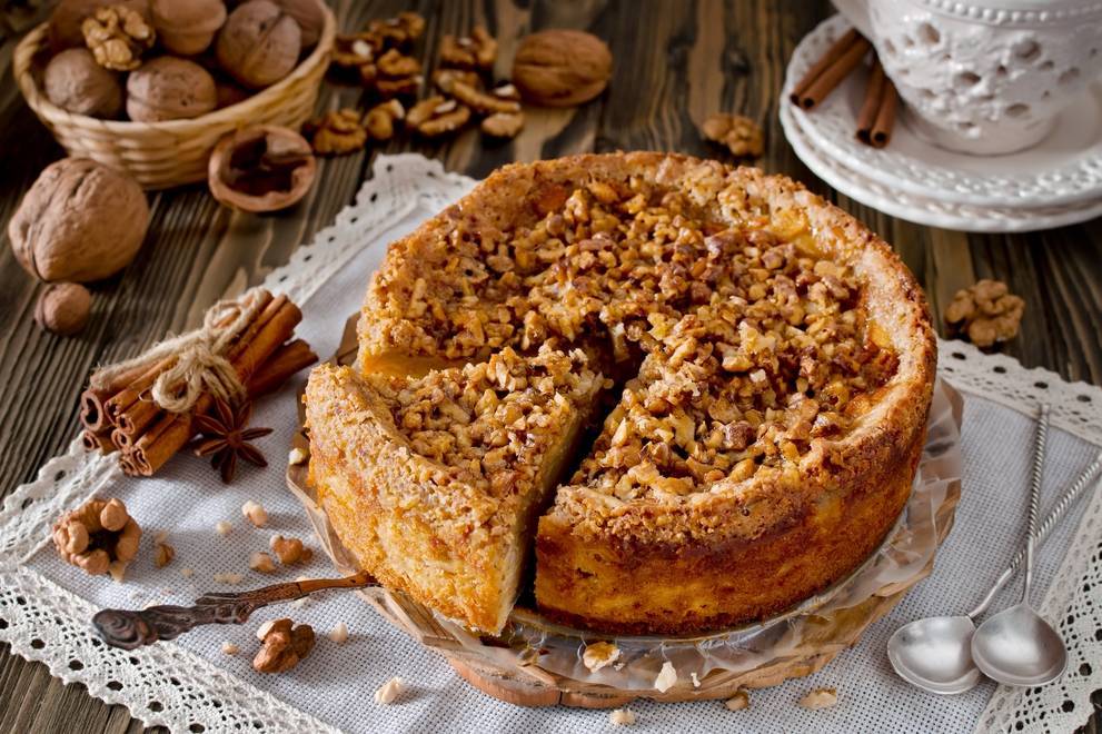 Яблочный пирог с орехами - 8 пошаговых фото в рецепте