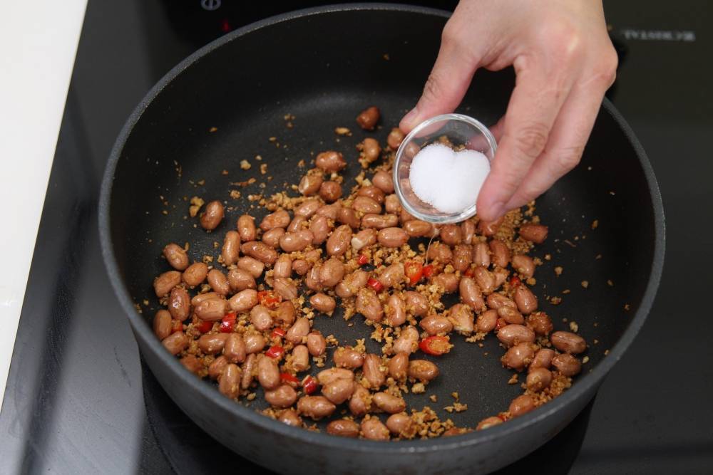 Как пожарить арахис на сковороде с солью