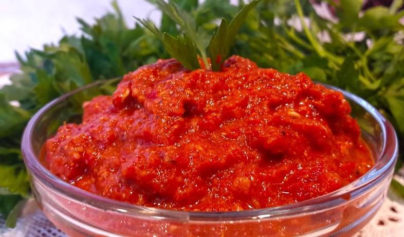 Аджика домашняя рецепт самой вкусной домашней аджики с помидорами с варкой чесноком и хреном