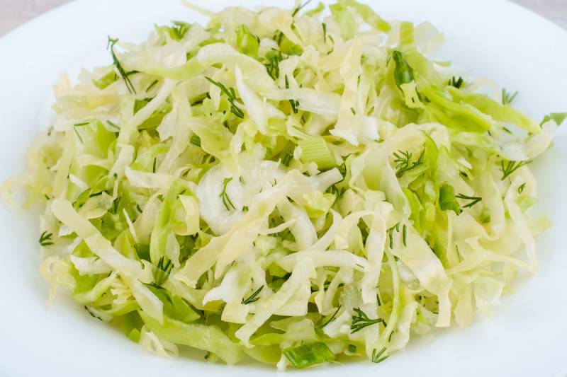 Как приготовить салат из молодой капусты: 20 вкусных рецептов