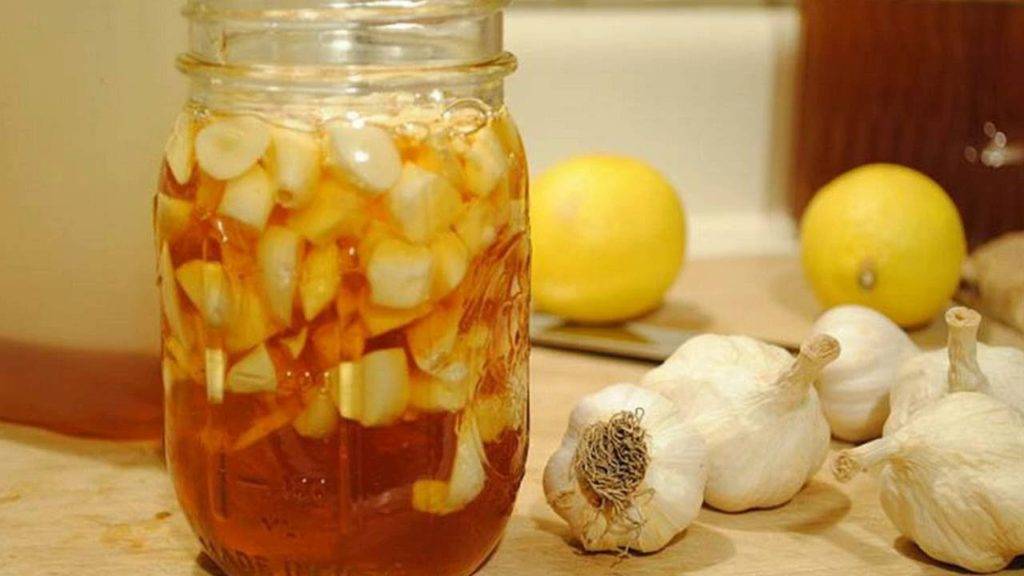Целебный напиток умирающего на ноги поставит чеснок мед и яблочный уксус.