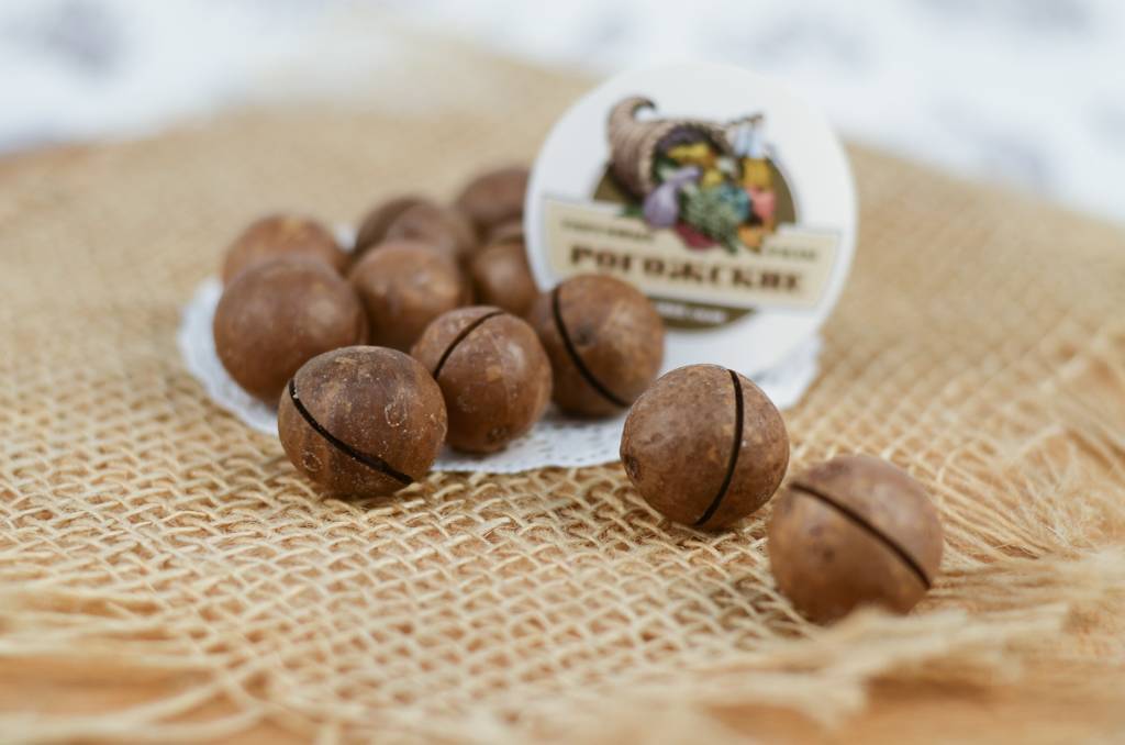 Макадамия — орех со вкусом шоколада и запахом ванили. полезные свойства