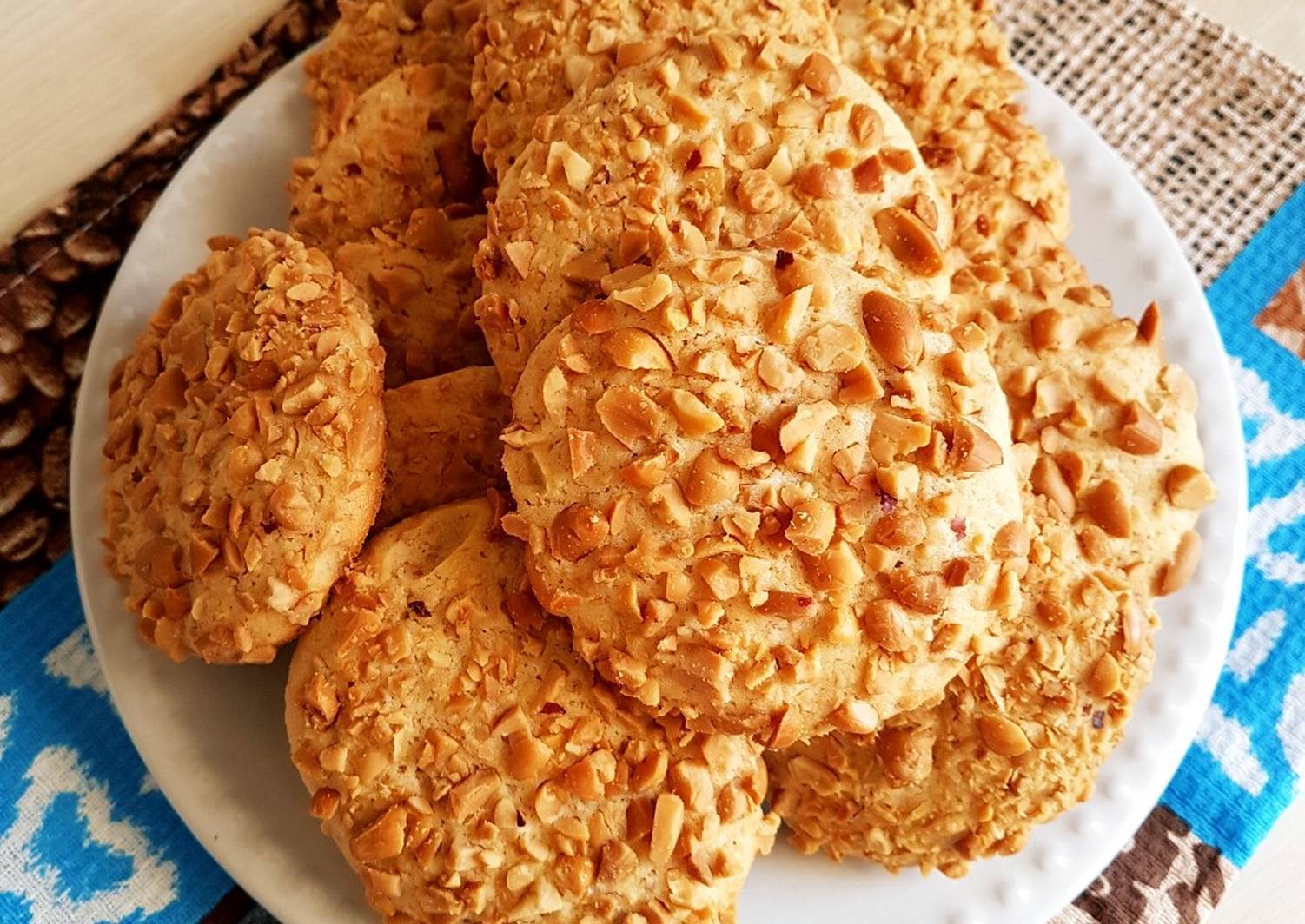 Крошка печенье выпечка. Печенье с арахисом. Ореховое печенье. Печенье песочное ореховое. Песочное печенье с орехами.