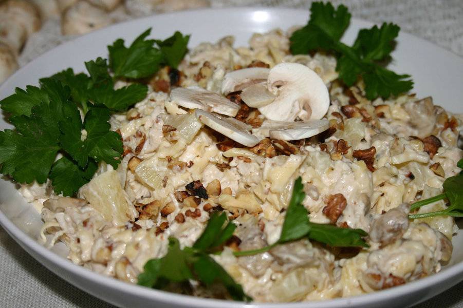 Салат из куриной грудки с грецкими орехами