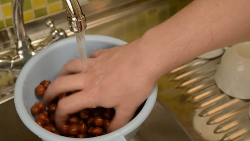 Как мыть грецкие орехи: как правильно обеззаразить перед употреблением очищенные и в скорлупе, а также плюсы и минусы разных способов обработать плоды