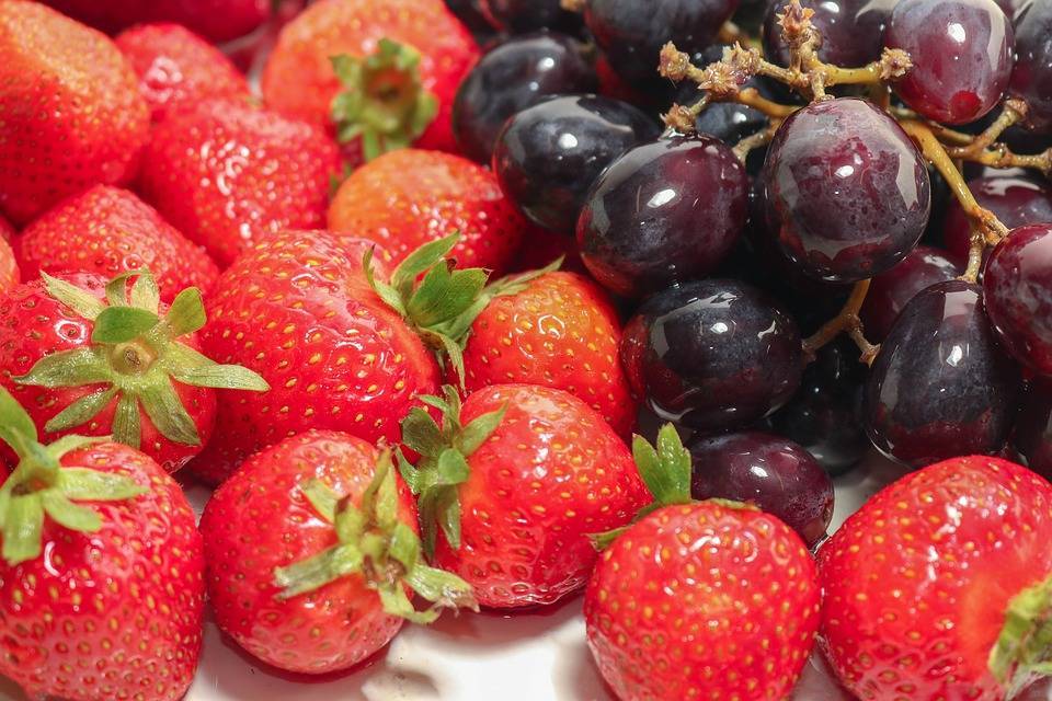 Кизил, польза и вред для организма, где растёт и как выглядит ягода