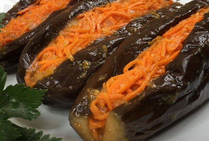 Квашеные баклажаны, фаршированные морковью и чесноком