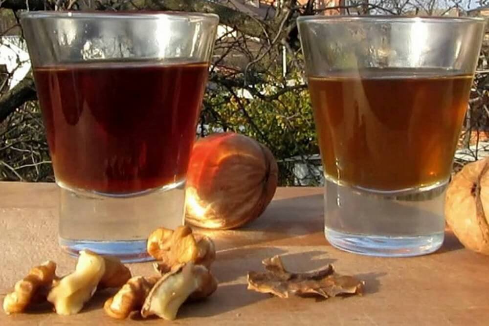 Рецепты и способы применения настойки из зеленых грецких орехов на водке и спирту