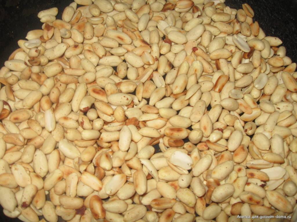 Как пожарить арахис: на сковороде, в микроволновке, в духовке, чтобы было вкусно, можно ли приготовить в скорлупе, как быстро очистить от шелухи?