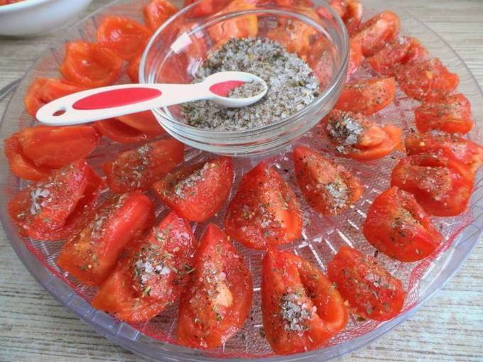 Рецепты вяленых помидоров: как приготовить на дачной крыше и с помощью современной кухонной техники