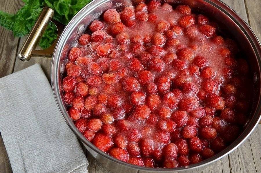 Варенье из клубники на зиму с целыми ягодами — 10 рецептов густого клубничного варенья
