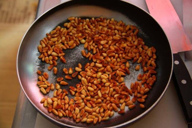Как жарить кедровые орешки: на сковороде, в духовке, микроволновке