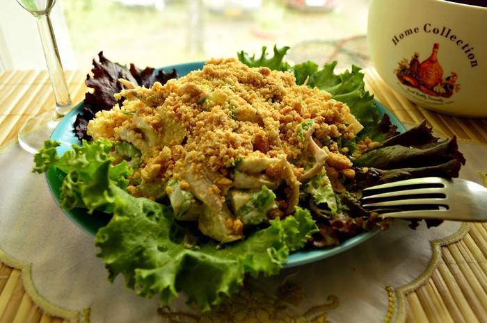 Салат с арахисом и курицей на праздничый стол - рецепт с фото